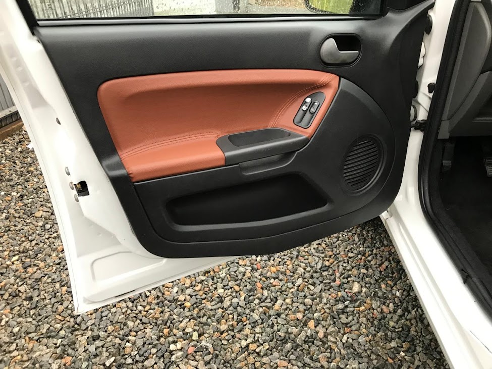 Revestimento de couro em detalhes do carro